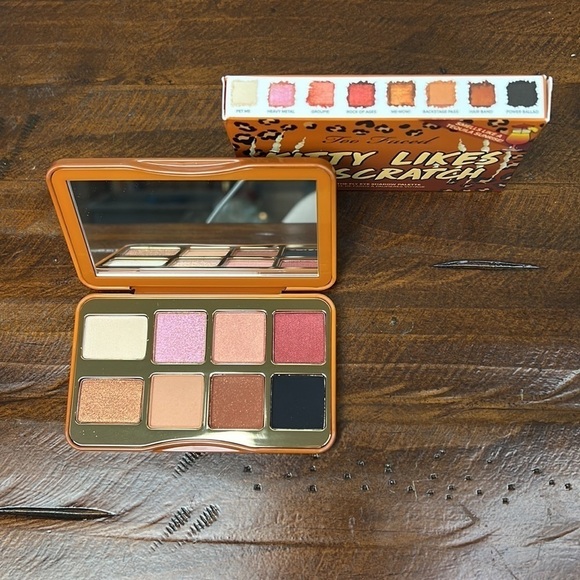 TOO FACED • Kitty Likes to Scratch Eye Shadow Palette - Picture 10 of 11